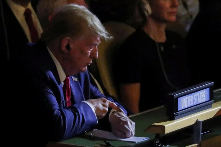 Nói đến Iran, Tổng thống Trump tuyên bố Washington sẽ siết chặt các biện pháp trừng phạt nếu Tehran tiếp tục có các hành vi khiêu khích ở Trung Đông. Ông chủ Nhà Trắng cũng kêu gọi xây dựng một liên minh quốc tế để chống lại Iran.