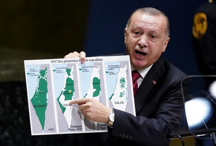 Tổng thống Thổ Nhĩ Kỳ Recep Tayyip Erdogan cầm một tấm bản đồ khi phát biểu tại Đại hội đồng LHQ ngày 24/9.