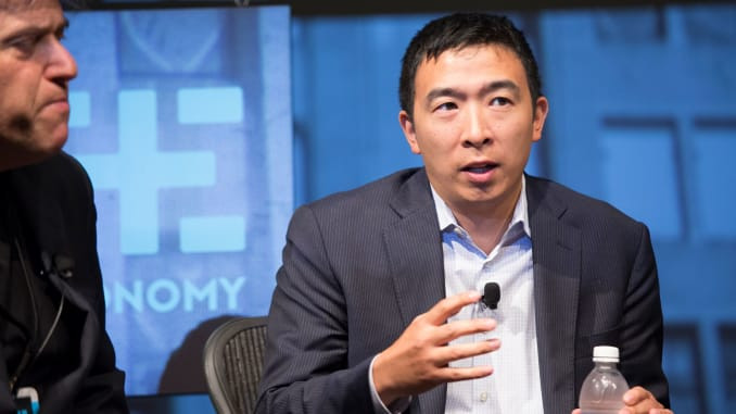 Là một người am hiểu Toán học và công nghệ, ứng viên Andrew Yang được đánh giá là "hiện tượng lạ" trong cuộc đua vào Nhà Trắng năm 2020. Ảnh: CNBC.