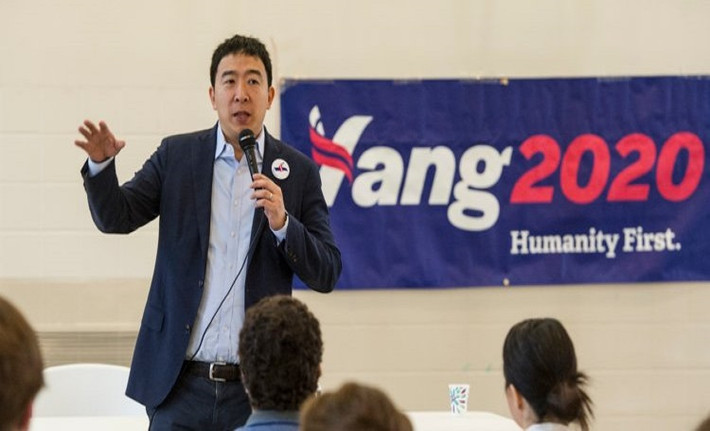 Trọng tâm chiến dịch của ứng viên Andrew Yang là lý thuyết Thu nhập Cơ bản Phổ thông (UBI), trong đó phân chia số tiền bằng nhau cho tất cả mọi người, bất chấp tình trạng việc làm như thế nào. Ông Yang từng tuyên bố nếu ông đắc cử tổng thống, chính quyền Washington sẽ chia cho mỗi người Mỹ tuổi 18-64 mỗi tháng 1.000 USD. Ảnh: AP.