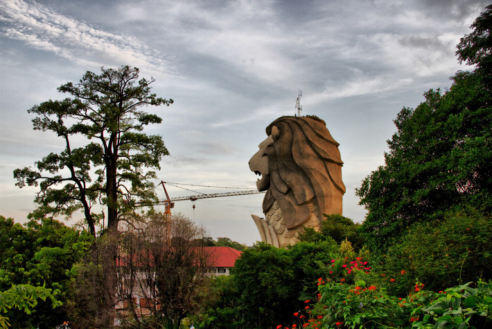 Bức tượng Merlion trên đảo Sentosa do kiến trúc sư James Martin người Australia thiết kế, xây dựng vào năm 1996 và nhanh chóng thu hút sự chú ý của du khách trong và ngoài nước. Ảnh: justgola.com.