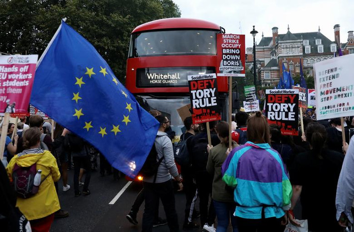 Đông đảo người biểu tình phản đối Brexit chặn một chiếc xe buýt bên ngoài tòa nhà Quốc hội ở London ngày 3/9.