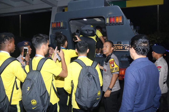 Các cầu thủ Malaysia phải rời sân trong năm xe bọc thép dưới sự tháp tùng của cảnh sát để đảm bảo an toàn. Ảnh: Vietnamnet.vn.