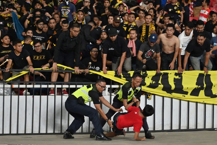 "Liên đoàn Bóng đá Malaysia khẳng định rằng sẽ kiện lên FIFA. Tôi cũng sẽ gửi báo cáo lên chính phủ Indonesia. Chúng tôi sẽ không tha thứ cho các hành vi bạo loạn trong bất kỳ sự kiện nào. Sự an toàn của các cầu thủ và CĐV Malaysia là ưu tiên hàng đầu của tôi", Bộ trưởng Saddiq tuyên bố. Ảnh: Một CĐV Indonesia quá khích bị lực lượng an ninh bắt giữ. Ảnh: Vietnamnet.vn.