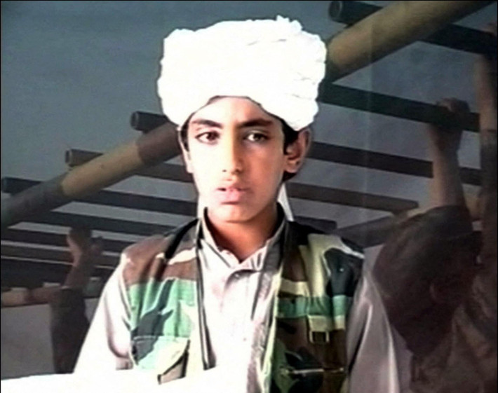 Hamza sinh ra vào khoảng năm 1989 tại Jeddah, Saudi Arabia. Hắn đã bị Cục Điều tra Liên bang Mỹ (FBI) truy nã một thời gian vì có liên hệ với các nhóm khủng bố. Ảnh: HDN.