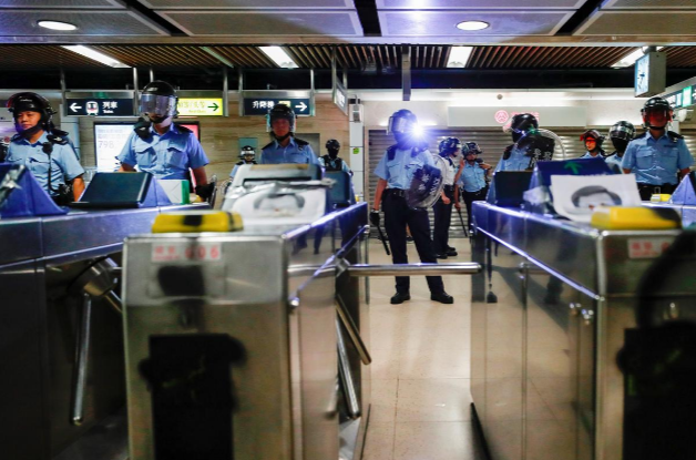 Lực lưọng cảnh sát đứng gác ở nhà ga MTR Sha Tin ngày 25/9.