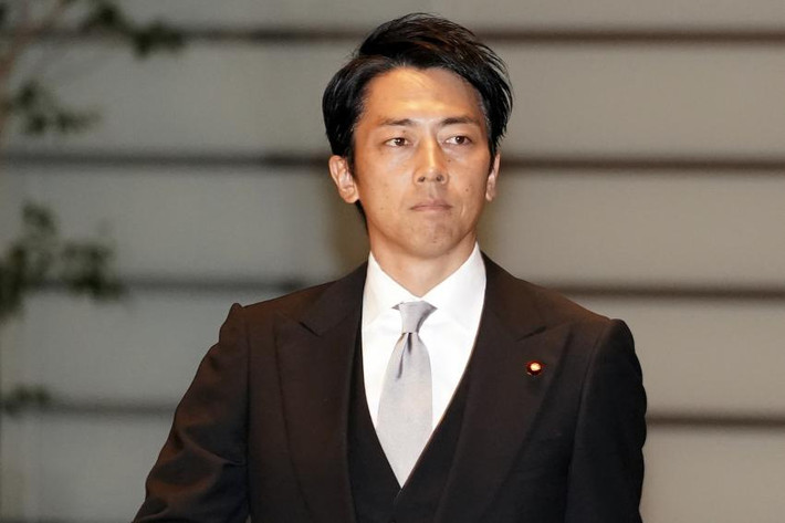 Bộ trưởng Shinjiro Koizumi sinh ngày 14/4/1981 tại Yokosuka. Ông là con trai của cựu Thủ tướng Nhật Bản Junichiro Koizumi. Ảnh: AP.
