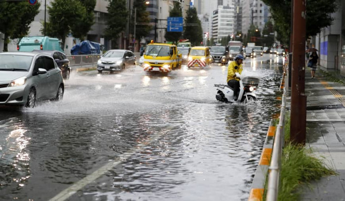 Một con phố ngập nước ở Minato, Tokyo, sáng 9/9. Ảnh: Kyodo.