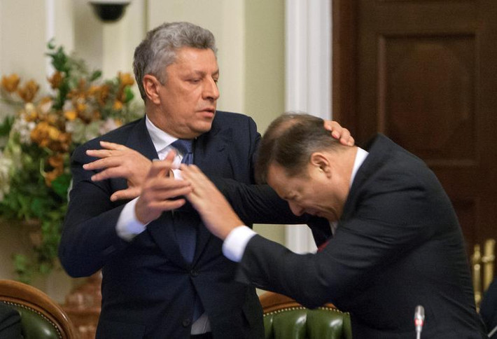 Lãnh đạo Đảng đối lập Yuriy Boyko (trái) và Chủ tịch Đảng Cấp tiến Oleh Lyashko xô xát nhau trong cuộc họp ở thủ đô Kiev, Ukraine, ngày 14/11/2016.
