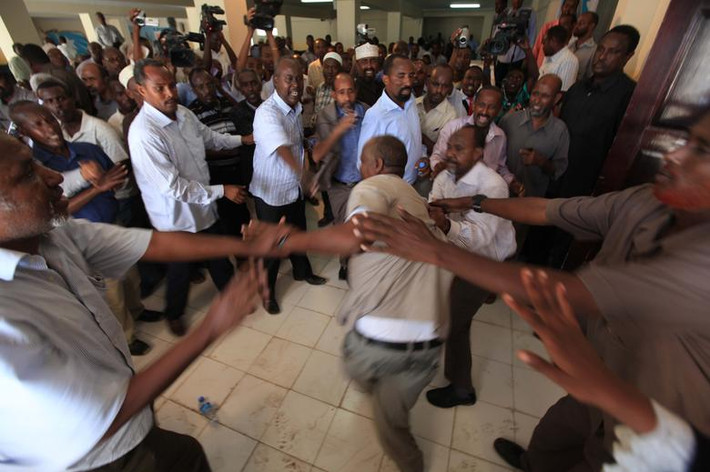 Các nghị sĩ Somali ẩu đả nhau sau khi đa số bỏ phiếu phản đối Chủ tịch Quốc hội Sharif Hassan Sheikh Aden ở Mogadishu ngày 21/12/2011.