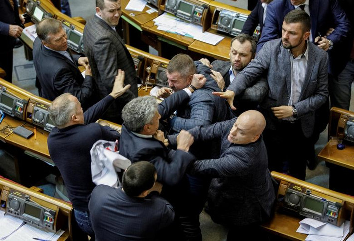 Các nghị sĩ Ukraine ẩu đả tại một phiên họp Quốc hội ở thủ đô Kiev ngày 20/12/2018.