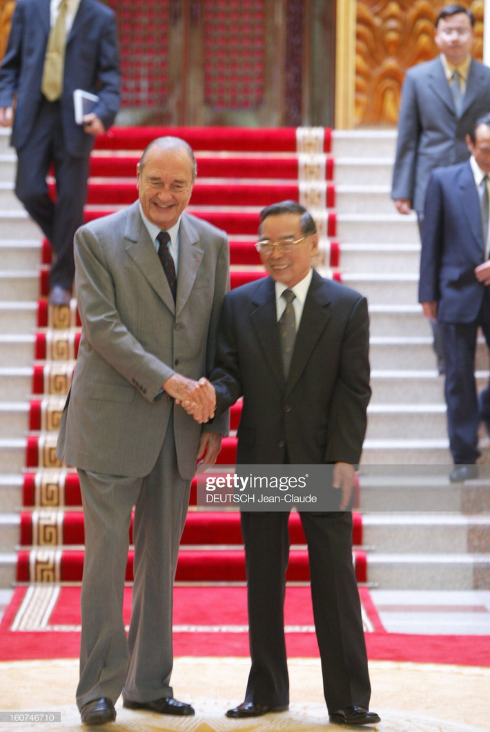 Tổng thống Pháp Chirac bắt tay Thủ tướng Phan Văn Khải năm 2004. Ảnh: Getty.