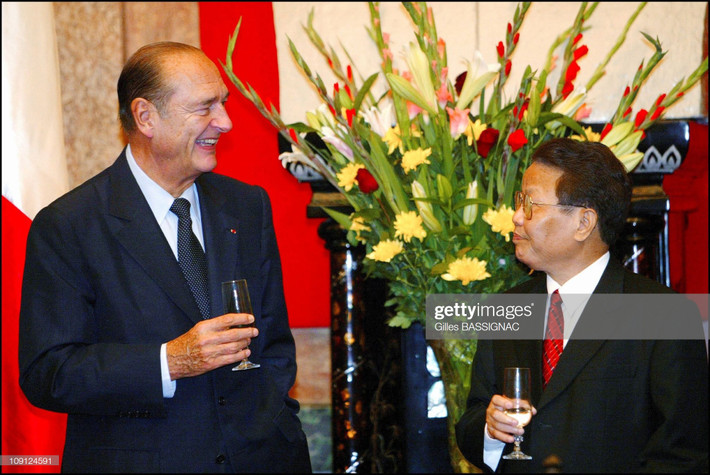 Tổng thống Chirac cười tươi nâng cốc cùng Chủ tịch nước Trần Đức Lương trong buổi quốc yến tại Hà Nội năm 2004. Ảnh: Getty.