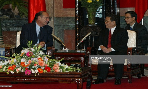 Tổng thống Chirac hội đàm với Chủ tịch nước Trần Đức Lương năm 2004. Ảnh: Getty.