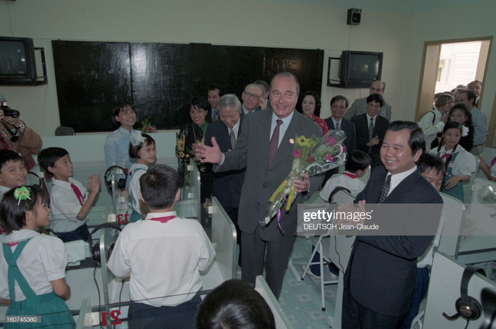 Tổng thống Pháp Jacques Chirac thăm một lớp học ở Hà Nội năm 1997. Ảnh: Getty.