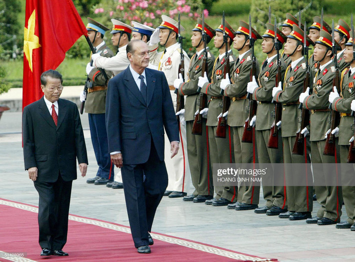 Lần thứ hai Tổng thống Chirac đến Việt Nam trong khuôn khổ chuyến thăm chính thức Việt Nam và tham dự Hội nghị Thượng đỉnh Á - Âu lần thứ 5 (ASEM 5) vào tháng 10/2004. Ảnh: Chủ tịch Trần Đức Lương đón Tổng thống Pháp Jacques Chirac thăm chính thức Việt Nam vào năm 2004. Ảnh: Getty.