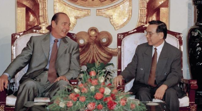 Thủ tướng Phan Văn Khải hội kiến Tổng thống Jacques Chirac tại Hà Nội năm 1997. Ảnh: Nguyễn Khang - TTXVN.