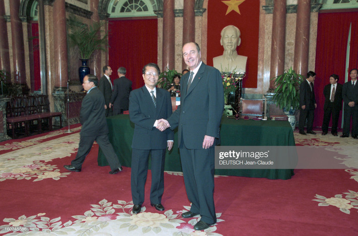 Lần đầu tiên Tổng thống Chirac thăm Việt Nam là vào năm 1997 khi ông tham dự Hội nghị Thượng đỉnh Cộng đồng Pháp ngữ lần thứ 7 được tổ chức tại Hà Nội. Ảnh: Chủ tịch nước Việt Nam Trần Đức Lương bắt tay Tổng thống Pháp Jacques Chirac năm 1997. Ảnh: Getty.