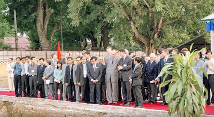 Trong chuyến thăm chính thức Việt Nam lần thứ hai này, Tổng thống Jacques Chirac đã tới thăm khu khảo cổ Hoàng thành Thăng Long và xem các hiện vật được khai quật tại Hoàng thành. Ảnh: Nguyễn Khanh - TTXVN.