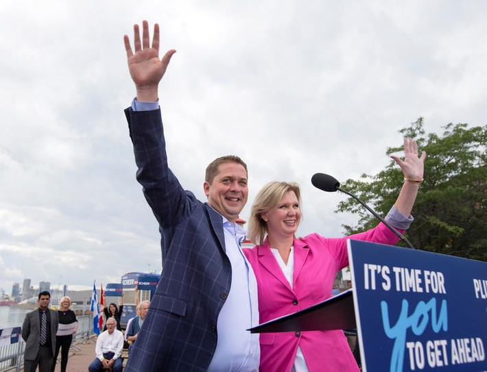 Thủ lĩnh Đảng Bảo thủ Andrew Scheer (trái), đối thủ lớn nhất của Thủ tướng Trudeau, cho rằng ông Trudeau không thích hợp để đảm nhiệm vị trí Thủ tướng Canada. Ảnh: Reutes.