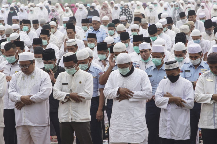 Người Hồi giáo ở Indonesia cầu nguyện cho mưa ở tỉnh Riau ngày 11/9 phải đeo khẩu trang. Ngày 10/9, Malaysia đã phân phát nửa triệu khẩu trang ở bang Sarawak, nơi chứng kiến chỉ số ô nhiễm không khí (API) tăng vọt, theo hãng thông tấn nhà nước Bernama. 409 trường học của bang đã đóng cửa ngày 10/9, sau đó mở cửa lại ngày 12/9. Ảnh: AP.