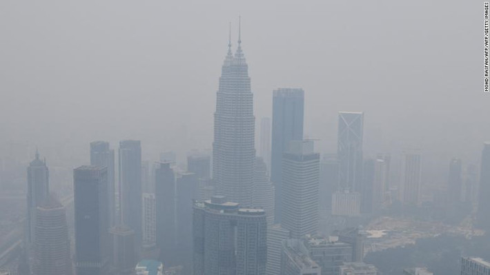 Các cao ốc ở Kuala Lumpur bị bao phủ trong khói mù ngày 11/9. Hơn 930.000 ha rừng đã bị thiêu rụi ở các vùng Sumatra và Kalimantan của Indonesia, và hàng trăm cư dân phải sơ tán. Singapore và Malaysia đều hứng chịu khói bụi trong suốt một tuần nay, và mức độ ô nhiễm tăng lên mức nguy hiểm. Ảnh: Getty Images.