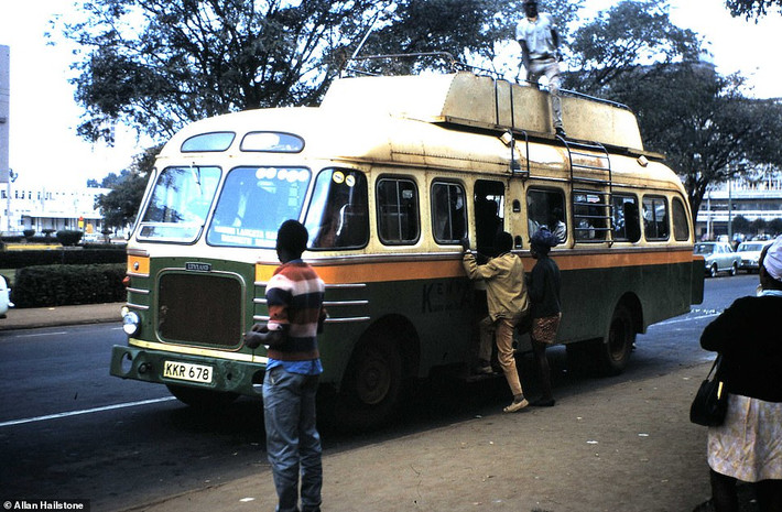 Allan cũng đã ghé thăm thủ đô Nairobi của đất nước Châu Phi Kenya vào tháng 8/1970. Ảnh: Mọi người lên xe buýt Leyland ở Nairobi.