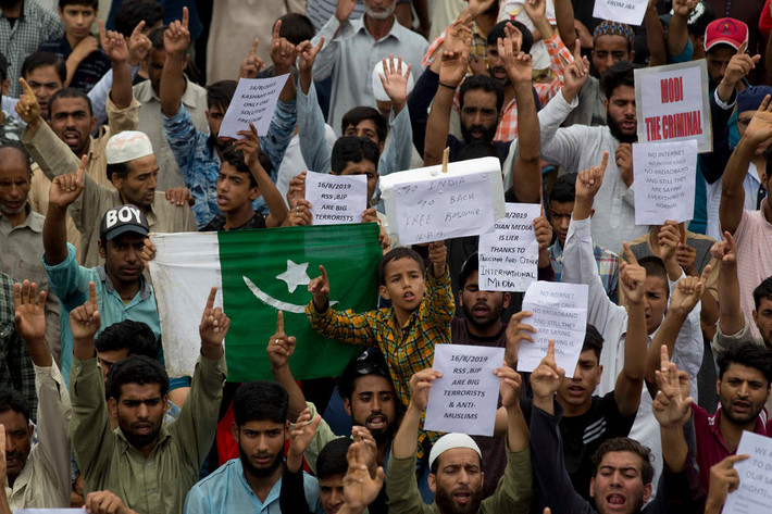 Nhiều người Hồi giáo ở vùng Kashmir của Ấn Độ từ lâu đã tức giận với sự cai trị của New Delhi. Năm 1989, một cuộc nổi dậy của các chiến binh Hồi giáo bắt đầu diễn ra. Một số người tìm cách gia nhập Pakistan còn số khác kêu gọi độc lập cho Kashmir.