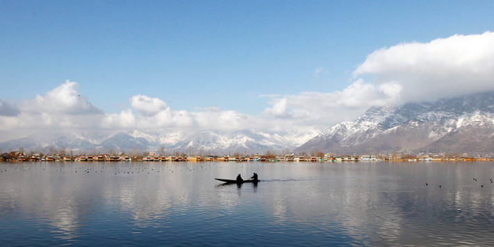 Vùng Kashmir có phong cảnh thiên nhiên đẹp với những ngọn núi được cây xanh bao phủ, những dòng sông chảy qua thung lũng và những hồ nước tuyệt đẹp.