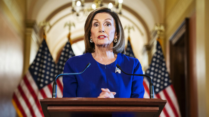 Ngày 24/9, Chủ tịch Hạ viện Mỹ Nancy Pelosi tuyên bố mở cuộc điều tra luận tội chính thức đối với Tổng thống Trump, sau khi ông chủ Nhà Trắng bị cáo buộc gây sức ép với Tổng thống Ukraine Volodymyr Zelensky để điều tra "đối thủ" chính trị Joe Biden và con trai ông, Hunter. Ảnh: VF.