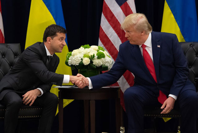 Cuộc gặp của hai nhà lãnh đạo Mỹ-Ukraine diễn ra vài giờ sau khi Tổng thống Trump cho phép công khai bản ghi chép cuộc gọi giữa ông và Tổng thống Zelensky vào tháng 7 vừa qua. Ảnh: Independent.