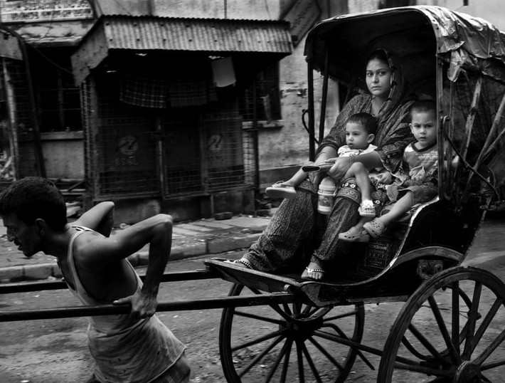 Xe kéo xuất hiện tại Kolkata (trước đây là Calcutta) từ một thế kỷ trước và chúng đóng vai trò rất quan trọng trong việc vận chuyển người và hàng hóa trong thành phố.
