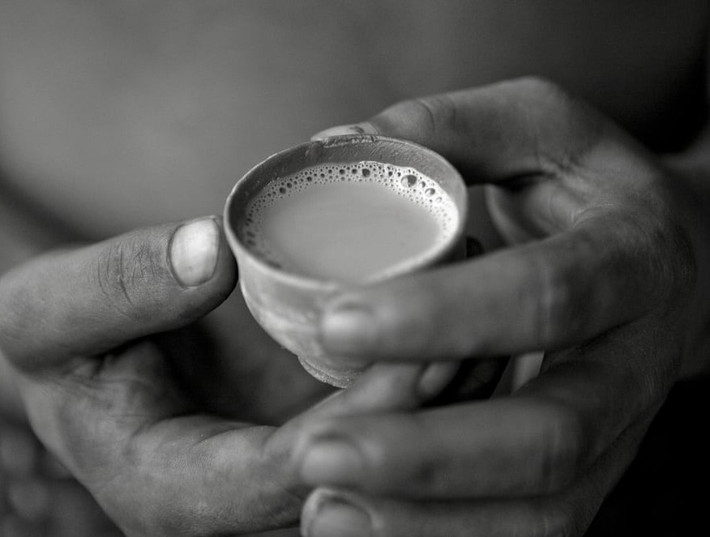 Hoặc uống trà để giải khát.