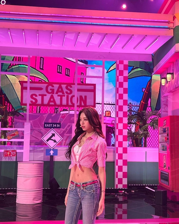 Tại sự kiện âm nhạc cuối năm KBS Gayo Daechukje 2022, hình ảnh giọng ca 19 tuổi diện outfit mang đậm phong cách Y2K với mốt quần cạp trễ, áo sơ mi croptop khoe trọn eo thon trên sân khấu nhanh chóng nhận được vô vàn lời khen. Bên cạnh đó, cũng có một số người "tẩy chay" mốt mặc này vì kiểu quần cạp thấp dưới rốn, để lộ toàn bộ vòng eo, chỉ phù hợp với những người có vóc dáng thon thả, đi ngược với xu hướng "Body positive" (tạm dịch: tích cực cơ thể) hiện nay.