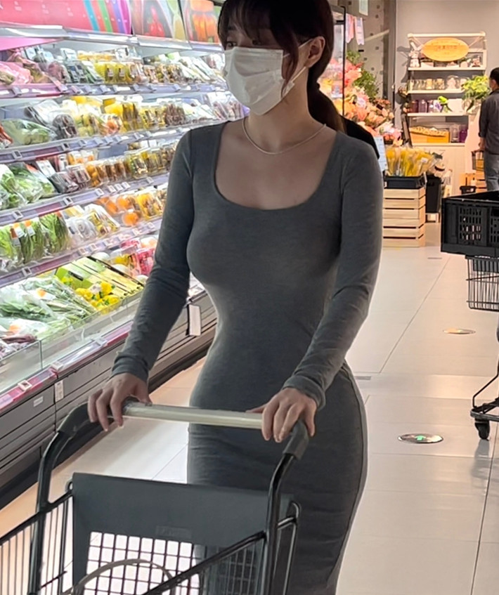 Ngoài ra, việc chọn nội y khi mặc váy ôm sát body cũng rất quan trọng. Kiểu nội y màu nude, không có đường viền là sự lựa chọn an toàn nhất. Bên cạnh đó, khi mặc dáng váy này, bạn phải chú ý đến cách đi, đứng và ngồi để tránh sự cố phản cảm mà vẫn khoe được dáng đẹp. Tuy nhiên, dáng váy này cũng rất dễ khiến người mặc lộ nhược điểm cơ thể. Thế nên, nếu bạn không sở hữu chiều cao lý tưởng thì nên chọn đầm ôm ngắn, có chiều dài trên gối để giúp đôi chân trông dài hơn. Với những người hơi đậm người thì một chiếc đầm ôm đơn giản, màu trung tính và ít họa tiết sẽ phù hợp hơn.