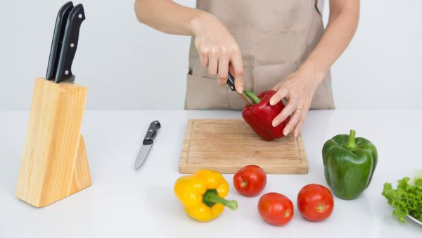 Lưu ý: Khi sử dụng thớt, bạn nhớ lau khô nước kịp thời, đồng thời cũng nên vệ sinh thớt thường xuyên để thớt được bảo vệ tốt, tránh bị mốc, đen. Một chiếc thớt sạch sẽ tốt hơn cho sức khỏe khi sử dụng.