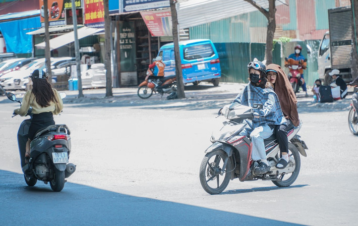Mặc dù ở Hà Nội thời gian qua liên tục xuất hiện những cơn mưa lớn vào cuối giờ chiều, góp phần "giải nhiệt" tạm thời. Nhưng vào ban ngày, ánh nắng chói chang khiến ai cũng đều bịt bọc kín mít khi ra đường.