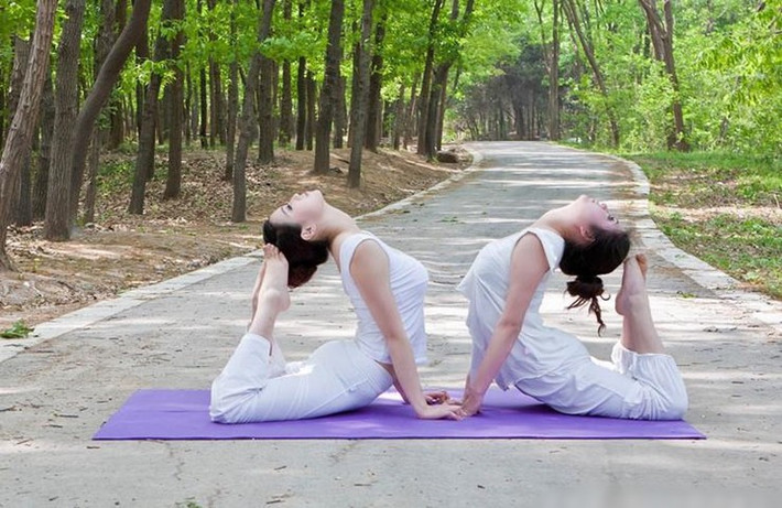 Mới đây, trên mạng xã hội Weibo chia sẻ nhiều hình ảnh một hội nhóm phái đẹp trải thảm tập yoga giữa đường, nhận được nhiều sự quan tâm của dân mạng.
