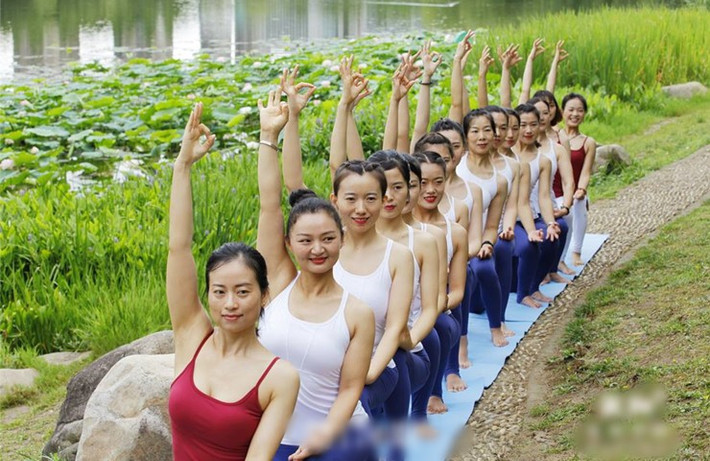 Các dáng áo phông, áo thun rộng, áo có cổ cao kết hợp cùng quần tập cũng mang lại sự thoải mái cho người mặc và tránh được sự cố nhảy cảm khi tập ở chốn đông người. Bạn nên chọn các kiểu bra thể thao thay vì croptop, mặc kèm áo ngực.