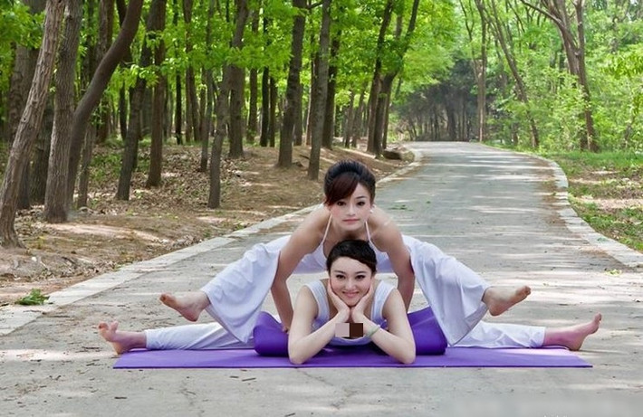 Trong hình, các cô gái diện áo tập hai dây, áo phông cổ rộng, sâu và quần dài ống rộng. Chất liệu co giãn giúp người mặc dễ dàng tạo những tư thế khó khi tập luyện.