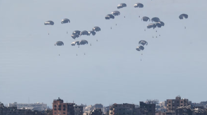 Các gói hàng rơi xuống Gaza sau khi được thả từ máy bay quân sự, ngày 5/3.