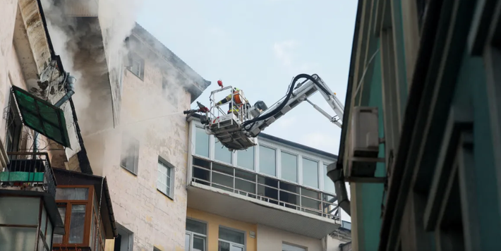 Cư dân của một tòa chung cư ở quận trung tâm Shevchenkivskyi đã được sơ tán sau khi một căn hộ bốc cháy. Vụ tấn công cũng làm vỡ cửa sổ của một số ngôi nhà gần đó và ô tô bị thiêu rụi.