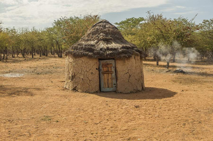 Cư dân bộ lạc Himba ở trong những ngôi nhà đơn sơ. Mỗi ngôi nhà có cấu trúc hình nón và tường nhà được xây dựng từ bùn trộn chất thải.