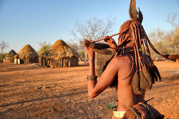 Ngoài ra, phụ nữ Himba còn sử dụng phương pháp tắm khói hàng ngày để giữ vệ sinh cá nhân. Để giữ cơ thể sạch sẽ, họ dùng nhiều loại thảo mộc phơi khô, giã nhỏ sau đó để trên gạch và đốt, xông khói khắp cơ thể.