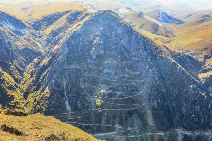 Theo Oddity Central, trải dài 105 km giữa các thị trấn Of và Bayburt ở miền Đông Thổ Nhĩ Kỳ, D915 là con đường nguy hiểm, nhiều lái xe cho rằng đây là con đường khó đi nhất thế giới. Ảnh: Reddit.