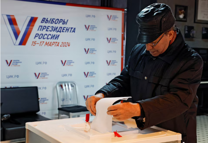 Người đàn ông bỏ phiếu tại một điểm bầu cử ở Moscow, ngày 15/3/2024.