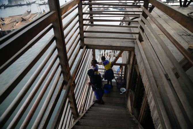 Mất ba năm để xây dựng và hoàn thành ngôi trường Makoko đặc biệt này. Bề ngoài ngôi trường có hình dáng giống kim tự tháp.