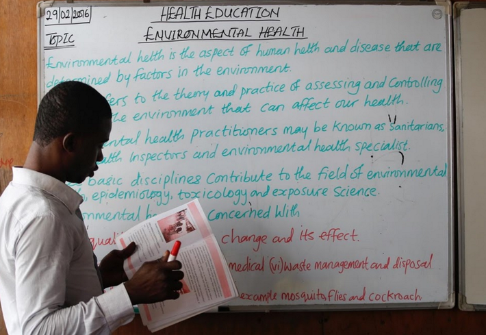 Một giáo viên đang giảng bài trong ngôi trường độc đáo ở Nigeria.