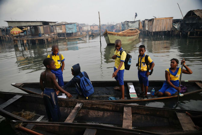 Các em học sinh trong bộ đồng phục áo vàng, quần xanh. Được biết, trường nổi Makoko miễn học phí cho toàn bộ học sinh.