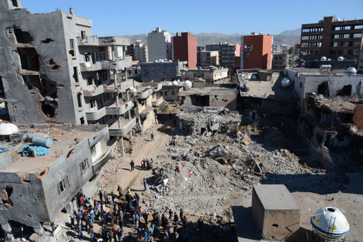 Cảnh tượng đổ nát ở Cizre giống với nhiều thành phố của Syria, đất nước vốn chìm trong chiến tranh suốt 5 năm qua.